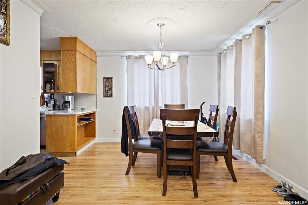 大学区近8街1312尺错层独立屋出售。本地人业主，5房3卫3厨房共3个出租套间区域。一楼3房一厅一卫套间（租金$1300/月），半地下室2个套间2个厨房 （租金$1200/月）。独立出入口。外带双车库。近期更新有：地板，橱柜，洗手间，水管，热水器，洗手台等洁具。适合投资或者自住楼 - 5