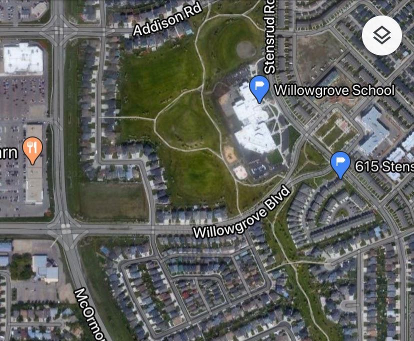 Willowgorve小区2005年建，接近1200尺错层独立屋出售，近Willowgrove小学，近St Joseph 和Centennial百年高中。共4房3卫（半地下有一办公室带窗户可用于第五个房间如果需要）。一楼挑高顶设计，主卧带完整洗手间，半地下大窗户 - 9