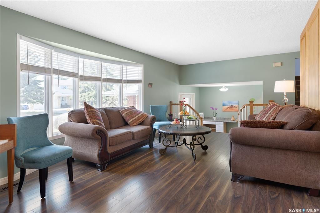 West College Park小区1797尺独立屋出售。位置位于小区核心安静街道，可步行到达双语小学，高中，8街购物等。5 房4卫3个大厅，地下室完全装修，主卧带独立洗手间，连房子双车库外加4车道。房屋门窗，地板，车库，厨房，外墙，室内墙面，瓦片，锅炉热水器大部分更新。后院宽 - 9