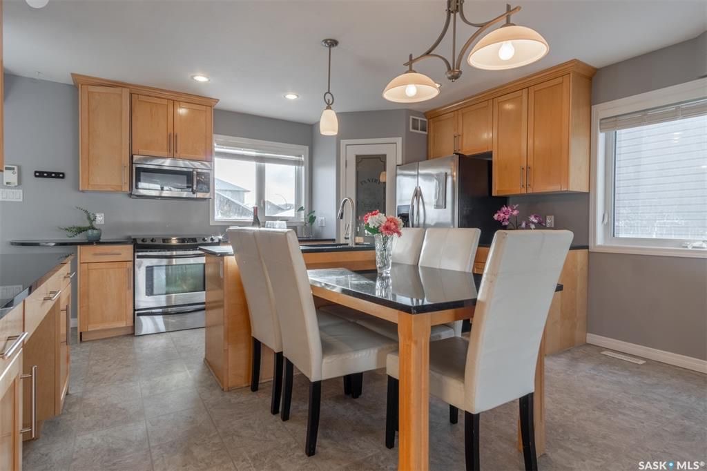 Willowgrove小区安静核心路段4房4卫独立屋出售。步行百米至两所小学，步行15分钟可至百年高中及附近购物。房屋全新刷漆保养如新。开放式设计，实木地板，理石台面，枫木橱柜。二楼三个卧室均更新为木地板，大主卧带独立洗手间配有冲浪浴缸。地下室加高层高，装修有一房一厅一卫。另有朝 - 7