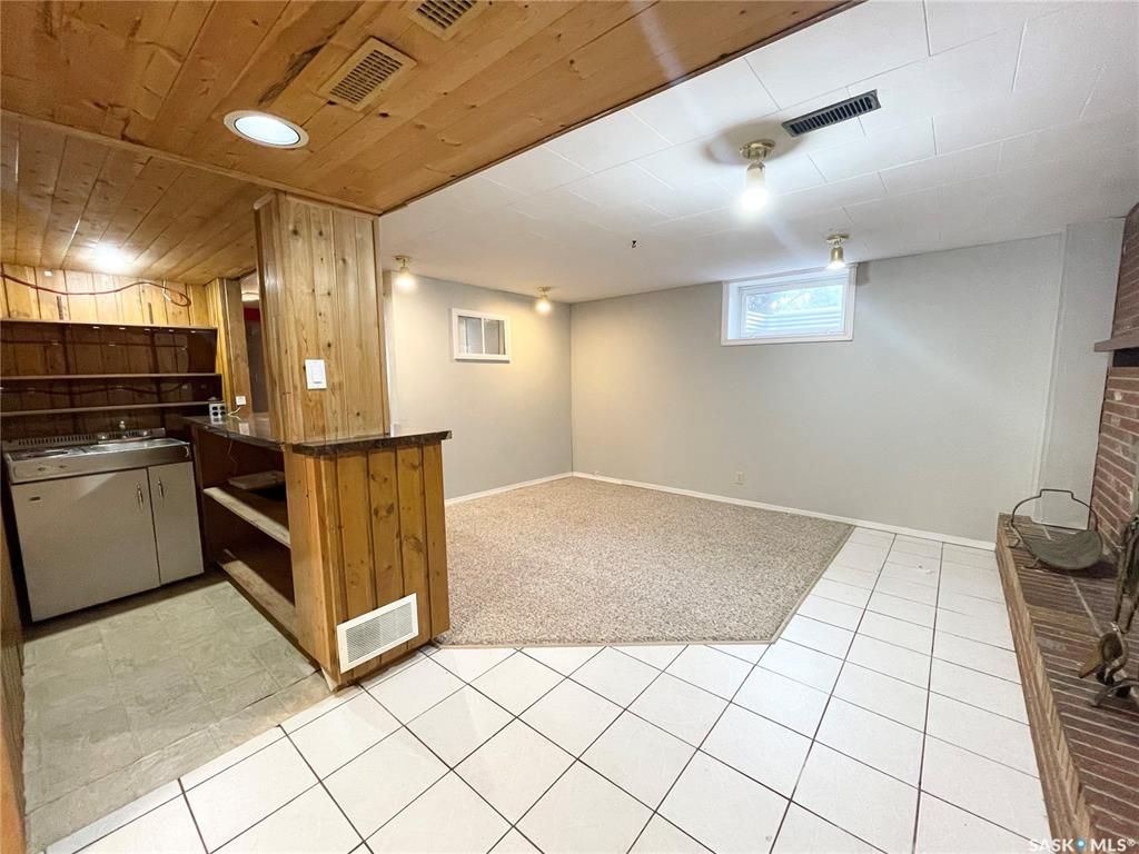 核心路段5房2卫大地双车库独立屋出售。步行百米至8街Greystone小学公园，8街Superstore购物。房屋近期升级有：PVC 窗户，合成木地板，橱柜，洗手间，热水器，屋顶瓦片。 地下室有独立出入，大窗户2房1厅1卫。水吧台带mini炉灶。可自住或投资出租。挂牌价格：$35 - 15