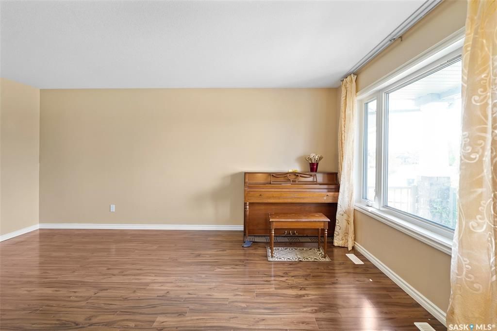 Stonebridge小区4房3卫独立屋出售。面对小学公园好景色。1464尺大空间开放式设计，枫木橱柜，不锈钢家电，收纳角柜，2 楼3个大卧室，主卧带独立洗手间。地下室完全装修有1房间1大活动厅。大后院带独立露台，双车库。另有中央空调，中央吸尘，加湿器，换风系统，垃圾粉碎机，前露 - 6