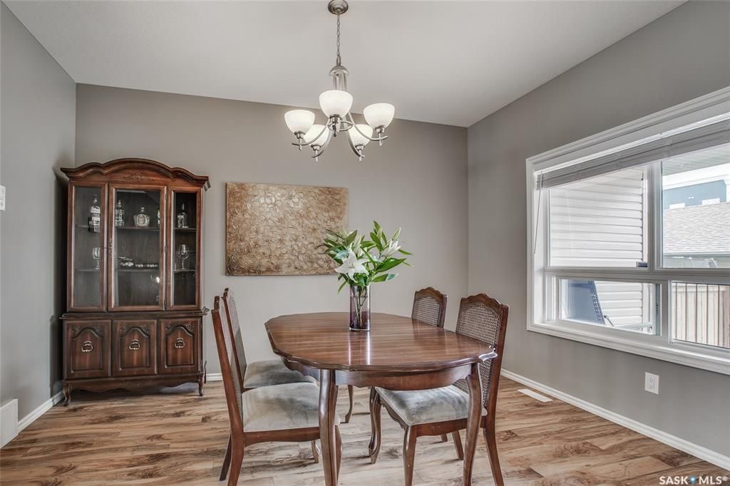 Willowgrove小区4房4卫联排出售。带独立私密小院，主卧带完整洗手间。步行百米小学，近高中，购物。房屋保养佳采光好，高档装修：大理石台面，不锈钢家电，大尺寸房间，一车库一车位，地下室专业装修。挂牌价格：$324900。详情请联系地产经纪Gary Gai 盖王睿 30 - 5