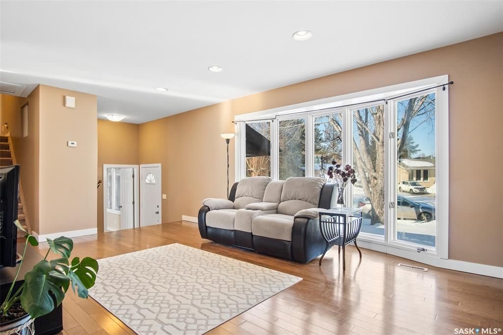 Wildwood小区绝佳cul-de-sac安静私密地段独立屋出售！步行可至两所小学，超市购物。1674尺2层结构4房4卫，好格局，保养好，升级有实木地板，厨房橱柜，大理石台面，不锈钢家电，全新刷漆。单车库双车位，可从房子直接进入。扇形大院子，私密好彩光。挂牌价格 $489000 - 6