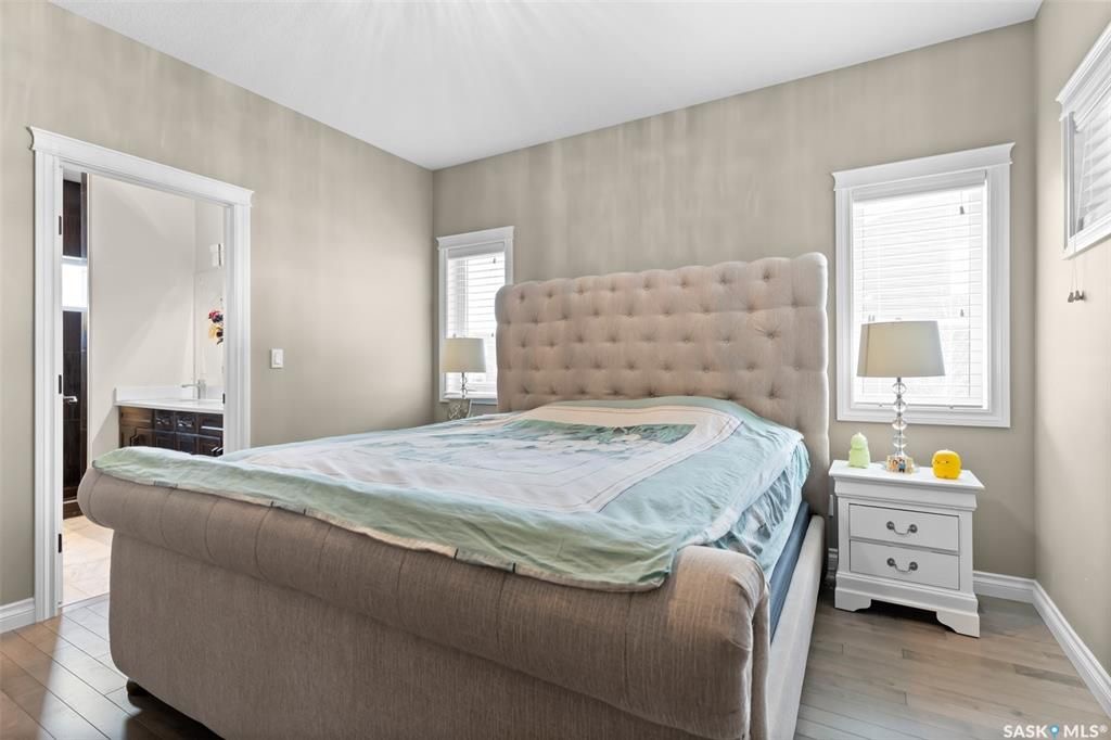 Evergreen小区近1500尺Jaylin Homes建商错层独立屋出售，5房3卫2书房，半地下室带合法出租2房1厅1厨1卫分电表，独立出入独立洗衣烘干，另有1房1厅1书房空间用于主层住户使用，高档装修，连房加大尺寸双车库，超大扇形地块，免维护带棚露台，三层窗户。主层9尺高天 - 12