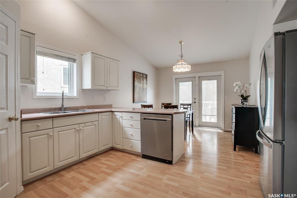 Arbor Creek小区 Bi Level 错层独立屋出售。位置安静便利近公园，小学，百年高中。挑高顶，多窗户大客厅，4房3卫。地下室完全装修，大窗户，大活动厅。新换瓦片，全新刷漆，新不锈钢家电。 另有独立私密后院和连房子双车库车库。挂牌价格 $399000。详情联系Royal - 6