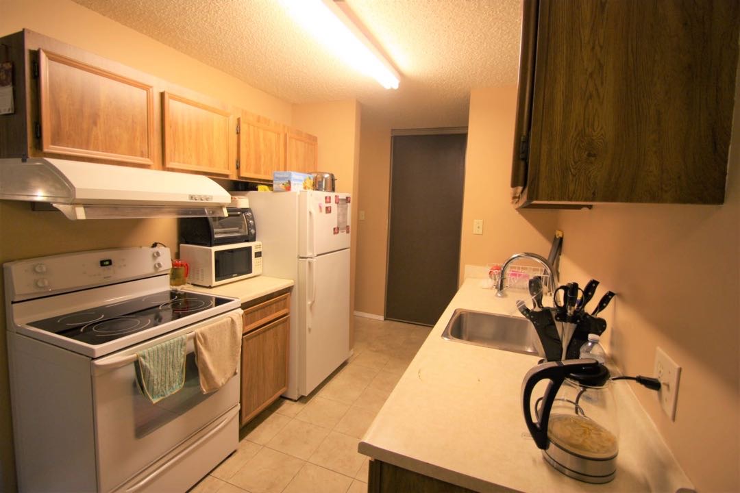 8街方便地段 干净整洁3房1卫1车位公寓出租。自带独立洗衣烘干机，大阳台带储物间，2楼。带家具 包水和暖气。$1300/月 一年起租约（不接受短租）不抽烟不养宠物。 - 3