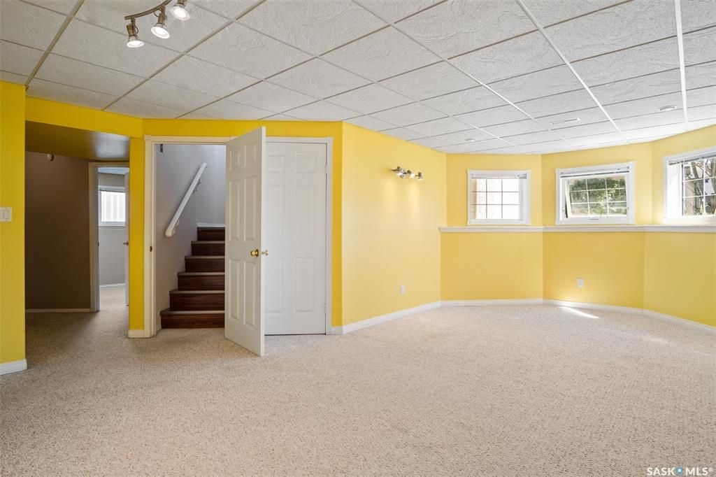 Arbor Creek小区2001年建1183尺5室3卫双层独立屋出售。位置佳，步行两所小学，近公园，交通便利。近期翻新瓦片（2021），部分复合地板（2021），墙面新刷漆。挑高天花板，多窗户，整个房子采光极佳，餐厅开阔。地下室配有大窗户，完全装修有两房一卫。后院背靠绿地，私密 - 8