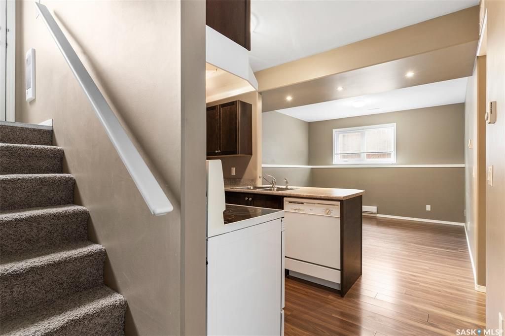 Stonebridge小区近1410尺错层独立屋出售，5房3卫，半地下室带合法出租2房1厅1厨1卫分电表，独立出入独立洗衣烘干，独立热水器。高档装修，连房加大尺寸双车库，双层露台。后院私密性好没有邻居相连。主层挑高顶，木地板，枫木橱柜，大厨房带独立角柜，主卧带独立洗手间和步入衣柜 - 20