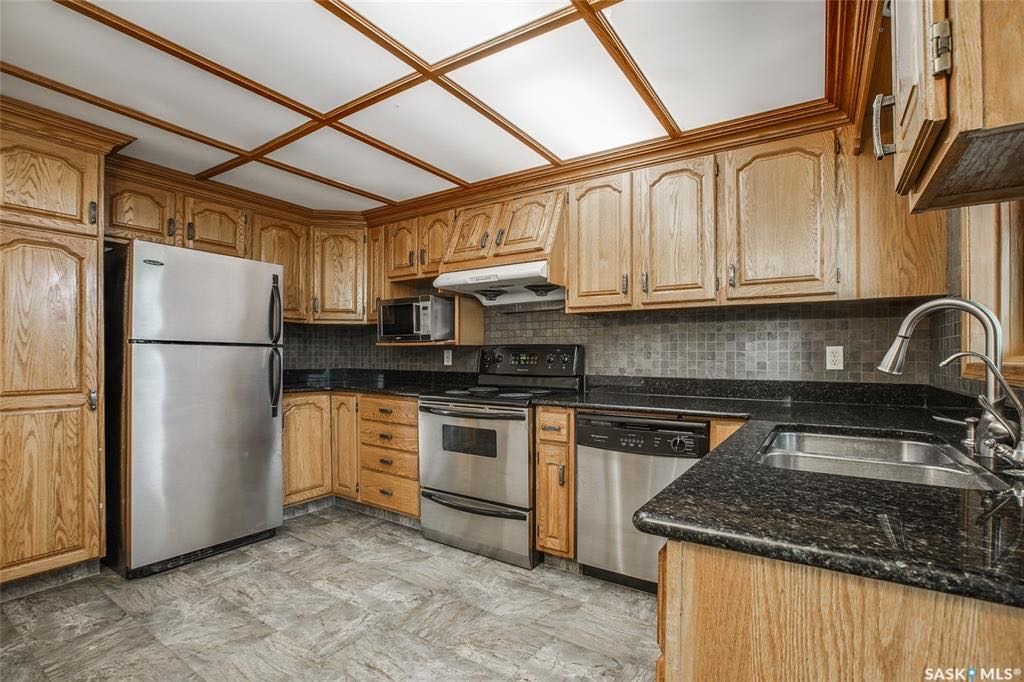 Silverspring小区1680尺4房4卫独立屋出售，安静路段步行百米至两所小学。全新刷漆，新换部分地毯，大理石台面。主卧带洗手间。地下室装修有一房一厅一卫。私密超大后院绿树成荫，连体双车库。挂牌价格 $449000。详情联系地产经纪Gary Gai 盖王睿 - 7