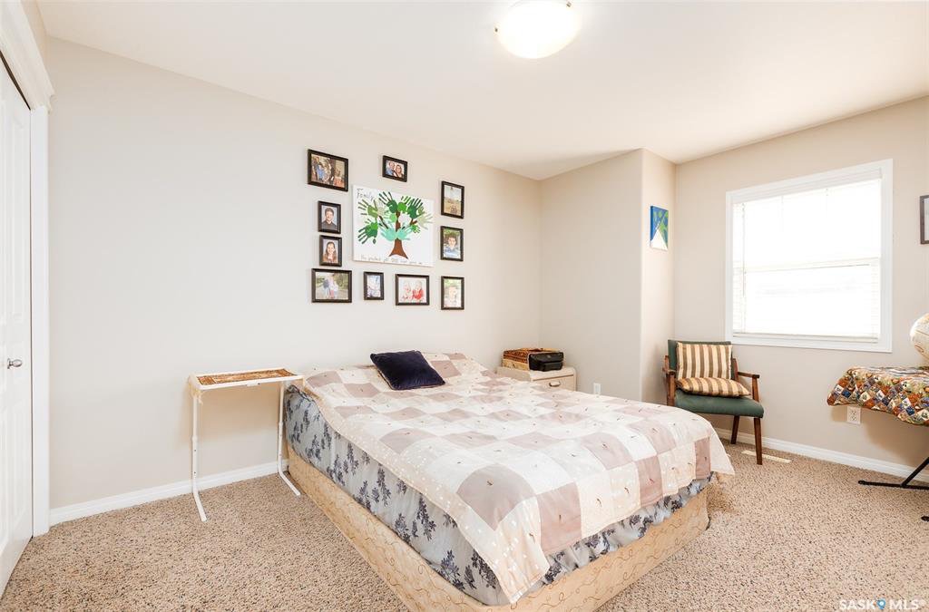 Briarwood小区核心路段两层独立屋出售，一手房本地西人房主，大地块，背靠公园绿地好风景。2007年建，保养如新。1630尺，4房3卫。高效锅炉热水器，一半瓦片新换。家具可议。开价：$499900。有意请联系地产经纪Gary Gai 3063413677 微信：gary367 - 10