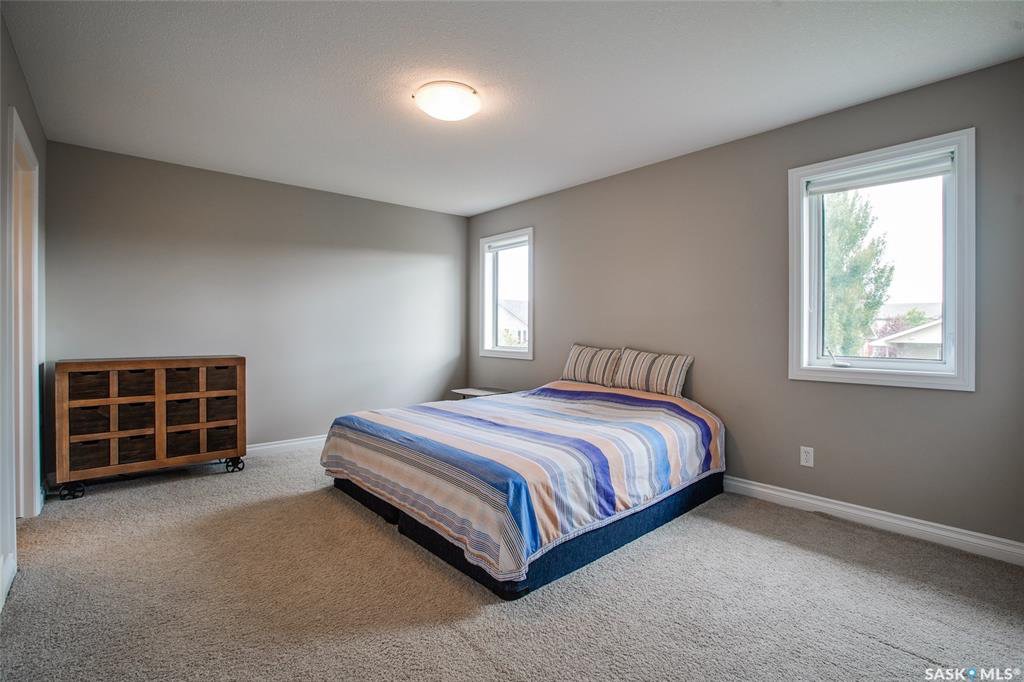 Willowgrove小区双层独立屋出售，位置处于小区中心最佳路段之一，安静宽敞街道，西人好邻居，可步行至两所小学及公园，同时也近附近商圈和两所高中（Centennial Collegiate 和 St Joseph High School）4房4卫 - 7