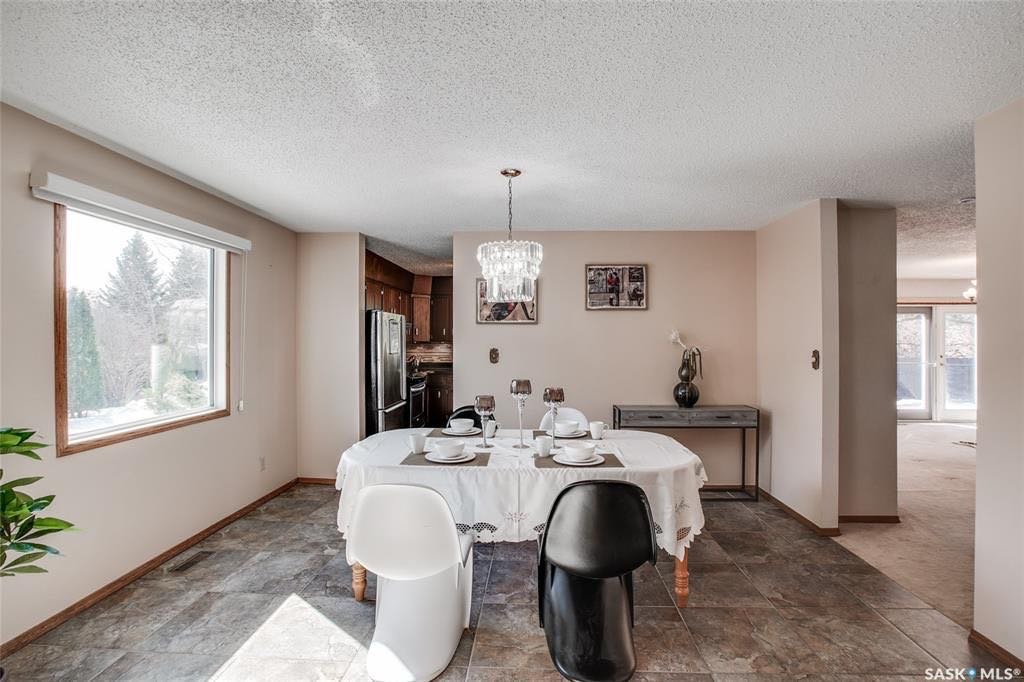 Wildwood小区最佳路段安静私密且便利，步行至8街Central Mall，近小学。2267尺独立屋占地10096尺 出售。5房4卫，3个大厅/活动空间，2个餐厅，二楼有4个卧室，地下室完全装修。大量更新升级：锅炉，热水器，不锈钢家电，瓦片，软水机，换风系统，部分窗户，厨房 - 5