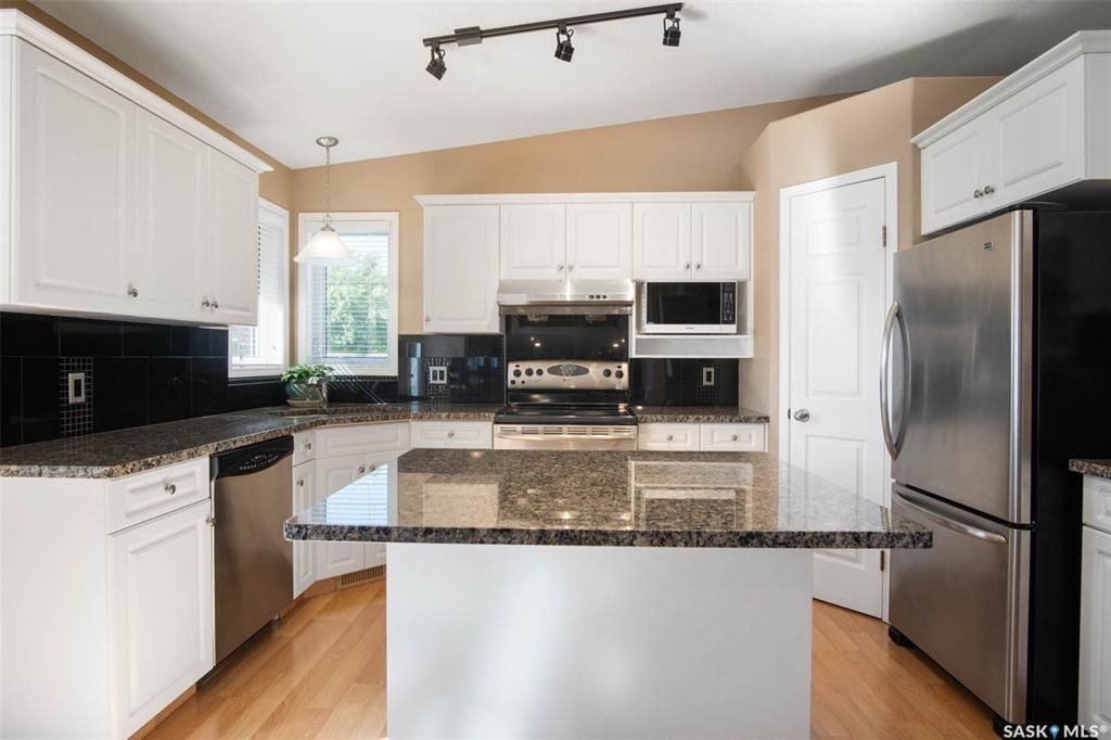 Erindale小区核心地段4房3卫1845尺独立屋出售。步行百米至两所小学Dr. John G. Egnatoff & Father Robinson), 两所高中 St Joseph & Centennial Collegiate, 购物及公园。房屋保养极佳，好格局，采光通透 - 12