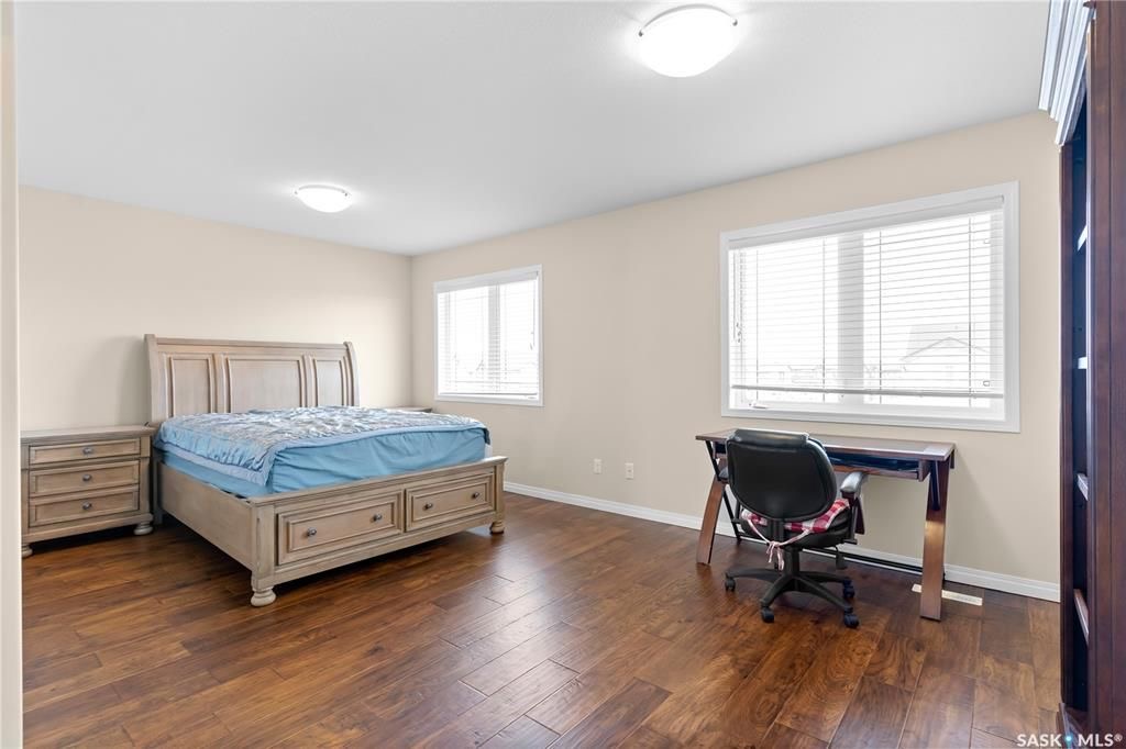 Stonebridge小区1619尺4房4卫独立屋出售。近小学，公园，购物等设施。带加热双车库，朝西大露台大院子。主层开放式设计，采光明亮，工程木地板，厨房带不锈钢家电，大储物间。二楼带一个超大多功能厅，另有三房两卫。主卧带独立洗手间。地下室装修有一房一厅一卫。房屋一二层大部分 - 7