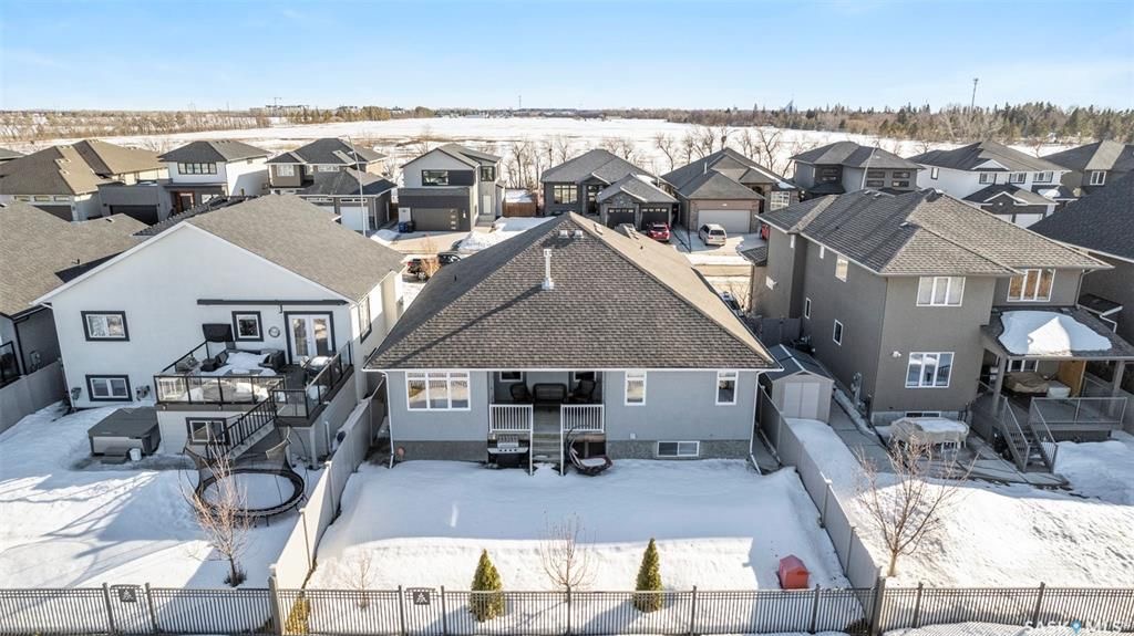 Evergreen小区背靠公园绿地安静私密1748尺大平层出售。5房3卫，高档装修。9尺层高，实木地板，天然气壁炉，大理石厨房台面。主卧洗手间干湿分离。超大空间地下室完全装修有两房一厅一卫。后院私密好风景。近小学，高中，公园，购物。挂牌价格 $769900。详情联系地产经纪Gar - 4