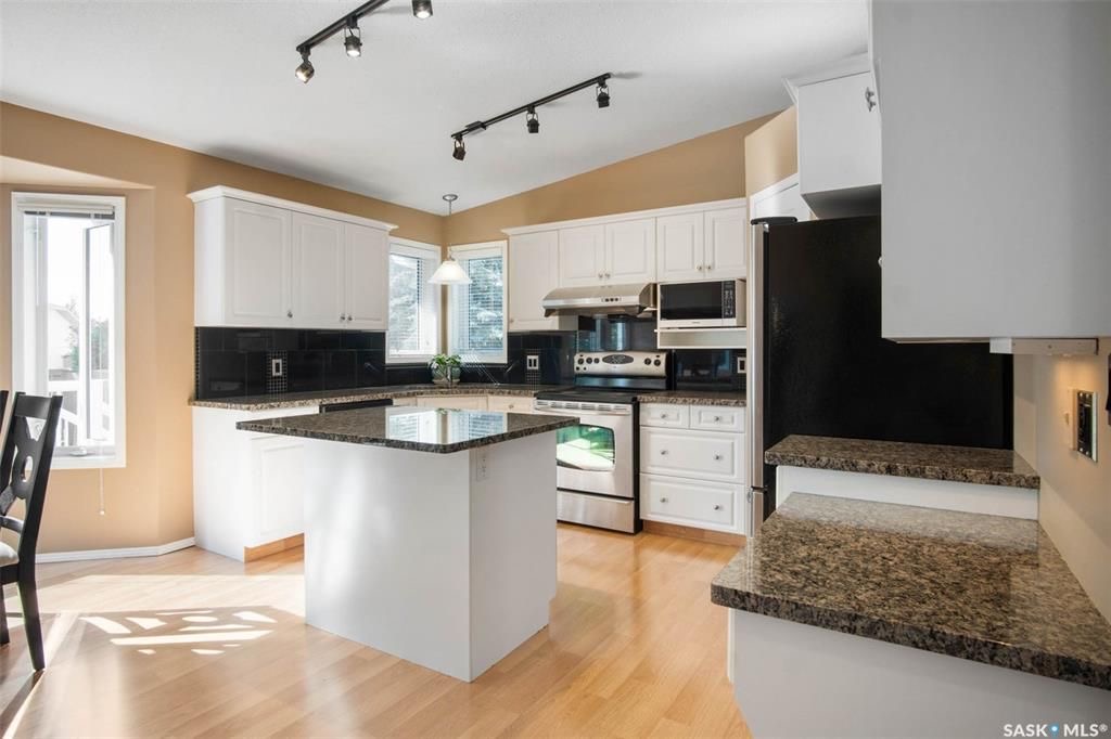 Erindale小区核心地段4房3卫1845尺独立屋出售。步行百米至两所小学Dr. John G. Egnatoff & Father Robinson), 两所高中 St Joseph & Centennial Collegiate, 购物及公园。房屋保养极佳，好格局，采光通透 - 10