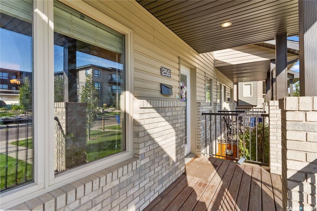 Evergreen小区核心路段2014年建1314尺3房3卫联排别墅出售。房屋状况如新，可步行至小学和公园，近高中近购物。一楼客厅宽敞明亮，9英尺层高，高级复合板地板，全花岗岩台面，枫木橱柜带阻泥，厨房不锈钢家电齐全。二楼3个大卧室，洗衣房，超大主卧带完整洗手间和步入式衣柜。地下 - 5