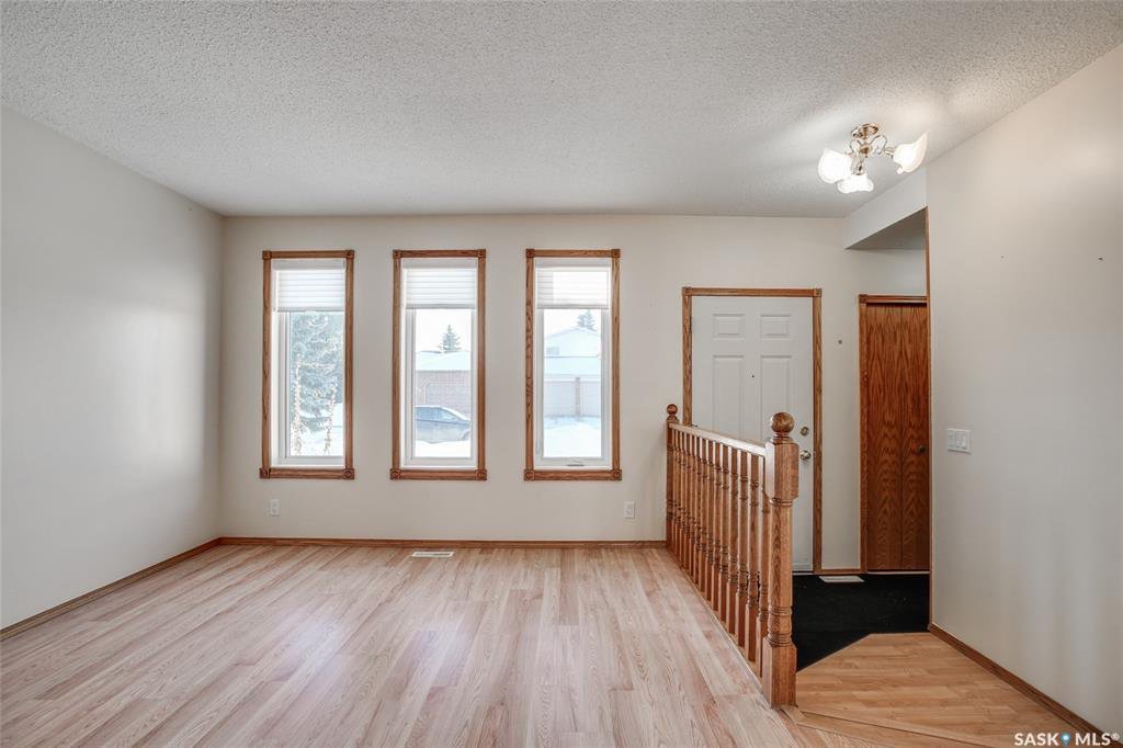 Erindale小区优质路段，步行百米到两所小学，步行千米到两所高中。安静私密，保养好。大地块近6500尺。1670尺两层独立屋出售。4房4卫。双客厅，一楼带一个独立房间/书房。地下室装修有一个多功能厅 和工作室。双车库可以直接从房子进入。升级有较新瓦片，锅炉，地毯，实木地板 - 5