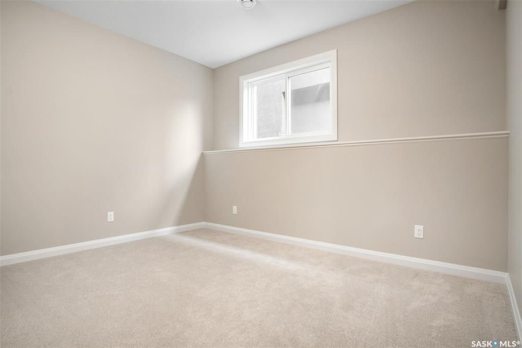 Evergreen 小区5房3卫错层独立屋出售，位于小区最优路段，安静宽敞私密，近小学，高中，公园，购物。高档装修，开放式设计，挑高尖顶，实木地板，飘窗，升级枫木厨房带不锈钢家电和角柜，全大理石台面及厨房背景砖，主卧带步入衣柜高档明卫干湿分离双洗手台洗手间，半地下室大窗户明亮如地 - 22