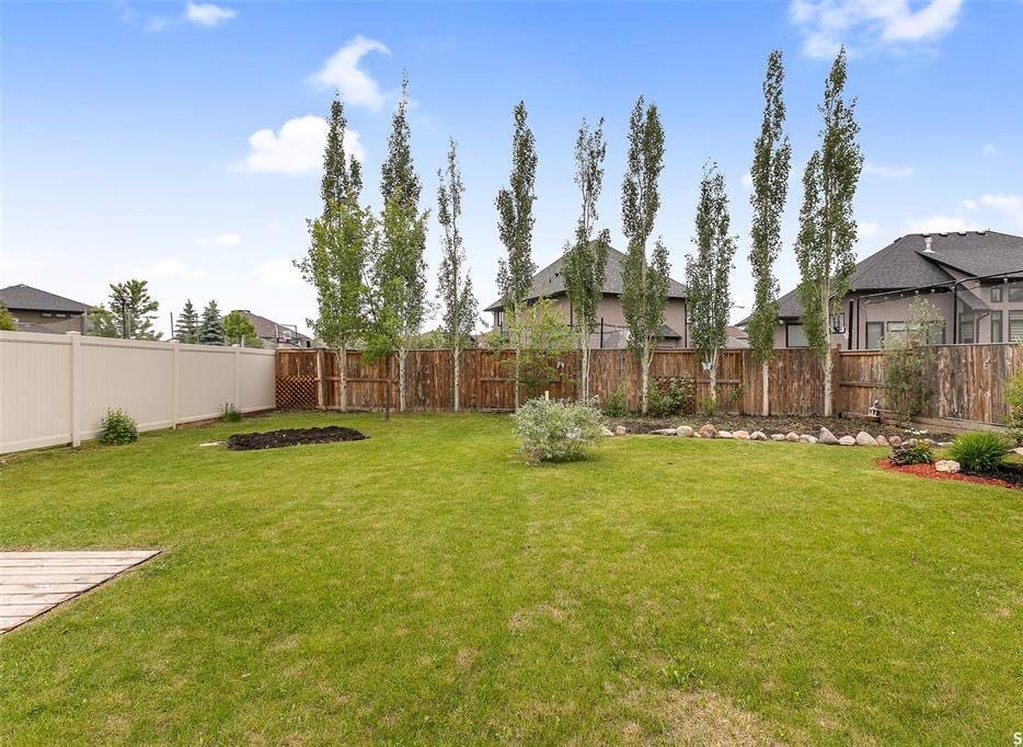 Briarwood小区1476尺错层独立屋出售，面对公园，私密好景致，2008年建，保养极佳。4房3卫，挑高顶，大客厅，大尺寸房间。大院子私密性好。地下室完整装修，大窗户。加大尺寸双车库，室外三车道。另配高效锅炉热水器，新风系统。挂牌价格：$559000  - 8