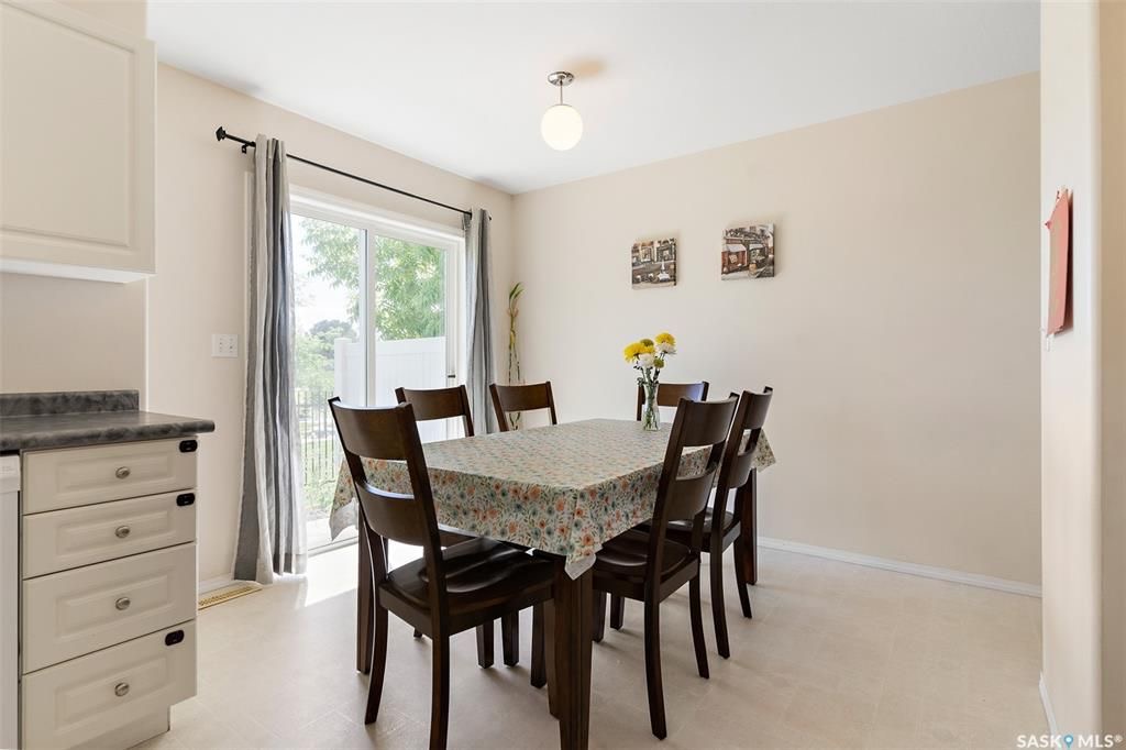 Lakewood小区2003年建3室2卫湖景联排，后院紧邻小湖公园绿地，好风景，好采光。房屋保养好，带双车位，新装中央空调，新换洗衣机，洗碗机，微波炉抽油烟机。客厅实木地板。可以步行至附近商业购物方便，近小学。状况好，保养如新，开价$239000。 有意请联系地产经纪Gary G - 11