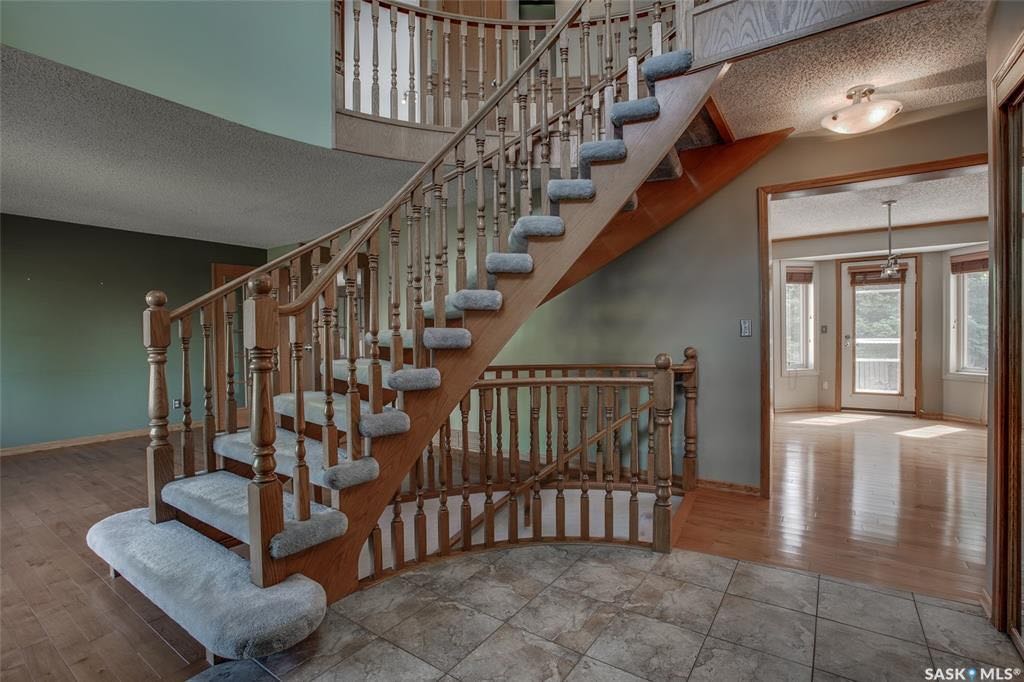 Lakeridge小区安静私密路段，步行至近两所小学。2465尺独立屋出售。前样板间，高级橡木装修，旋转楼梯，4房4卫，3个大厅/活动空间，2个餐厅，二楼有4个卧室。大量更新升级：热水器，锅炉，三层窗户等。挂牌价格 $599000。详情联系地产经纪Gary Gai 盖王睿 - 5