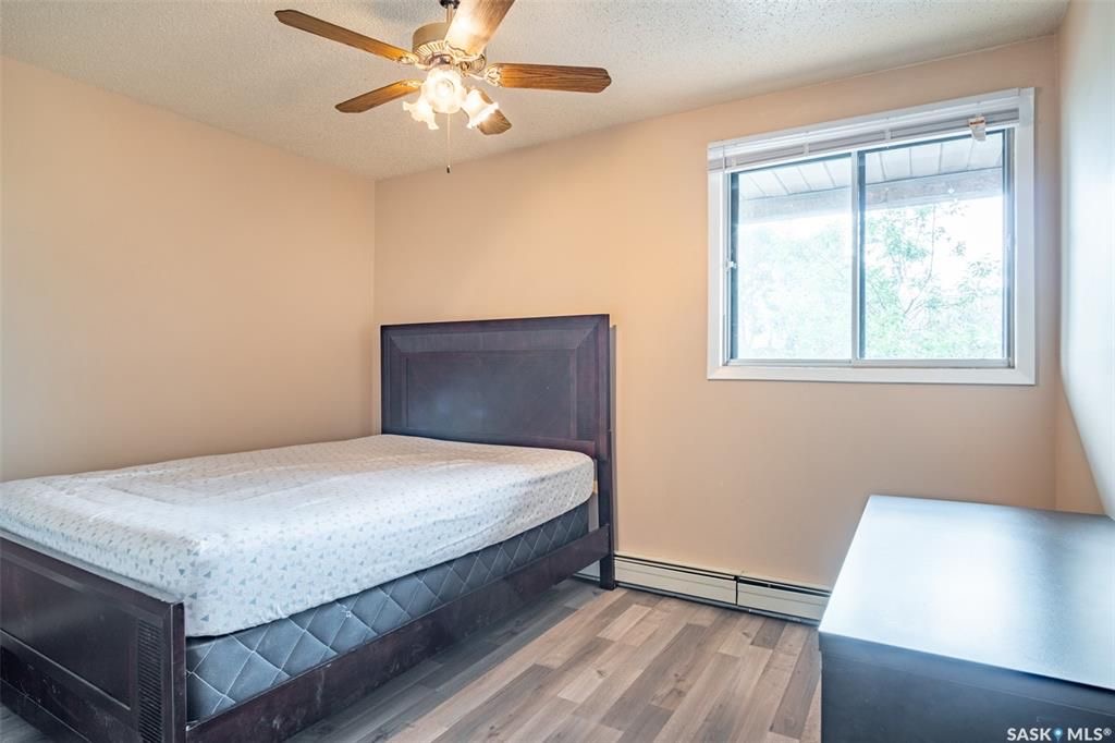 Wildwood小区868 尺2室1卫公寓出售。位于Saskatoon繁华的8th Street，近高尔夫球场，公园，civic center，交通便利。顶层西朝向公寓，含阳台，一个地上车位，独立洗衣烘干机，全新合成地板，墙壁全新。橱柜，洗手间和部分家电近期更新。挂牌价格：$12 - 8