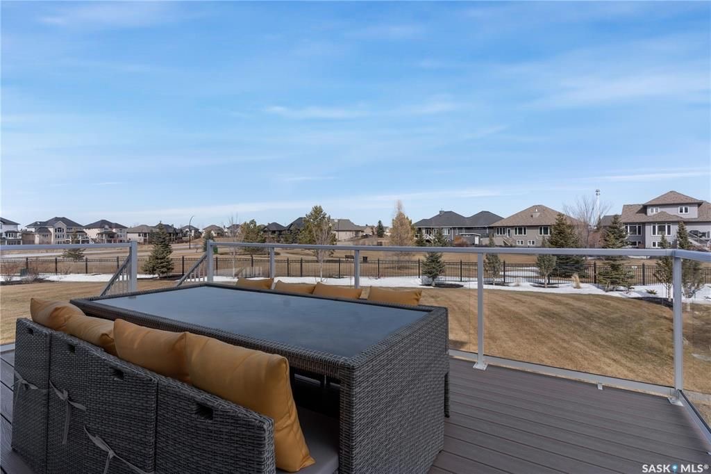 高尔夫球场THE WILLOWS顶级小区超大地块，3072尺2014年建独立屋出售。绿地公园环绕，房子设计豪装修顶配，保养如新。全屋自然光充足，11尺高顶，大理石地板，深纹理硬木地板，全屋冠顶装饰，吊顶天花板，升级加高实心门和装饰套件，定制壁板壁纸，顶级定制灯饰和卫浴设备。4房4 - 10