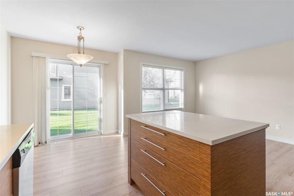 Stonebridge边户3房3卫地下室装修安静联排出售。2011年建，步行至小学，购物，公园。背靠私密绿地，好采光，高档装修，新换地板，大理石台面，现代橱柜，不锈钢家电。全新刷漆。二楼3个大房间尺寸足。地下室完全装修有一个大家庭厅一个独立洗手间。另有连房单车库，中央空调，中 - 12