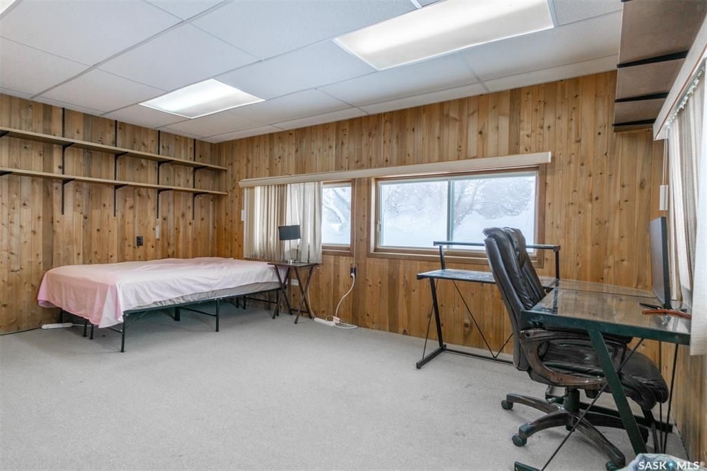 5房3卫1452尺独立屋位于Greystone Heights小区好地段步行至小学,8街购物。超大扇形地块近万尺。全新刷漆，配有实木地板，升级枫木厨房，翻修洗手间，部分新换复合地板，锅炉瓦片2014年换，二楼有独立超大卧室附带洗手间，地下室装有一房一厅一卫。双车库外加超大车 - 8