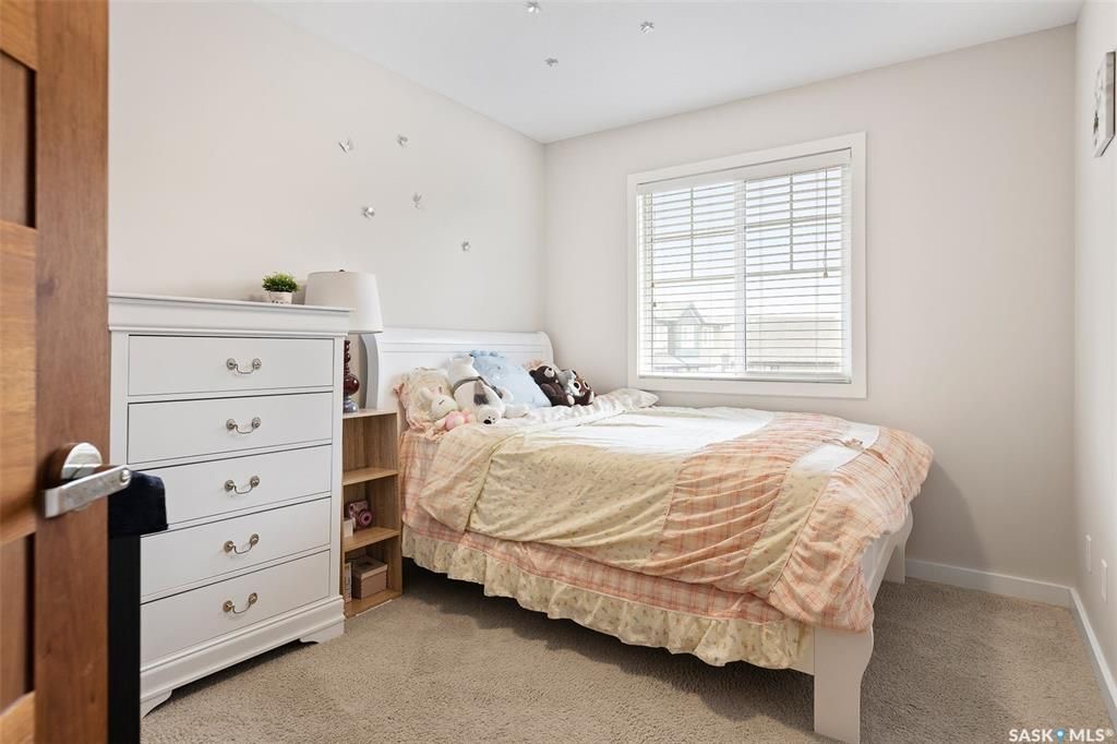 Willowgrove小区2014年建3房3卫联排别墅出售。本地人业主，地理位置安静私密，房屋年代新，整体保养好。交通便利，可步行至两所小学和公园，近百年高中，近购物中心。一楼多窗户朝南自然光充足，客厅宽敞明亮。实木地板，理石台面，纽约现代风橱柜，不锈钢家电。二楼3大卧室，主卧超 - 18