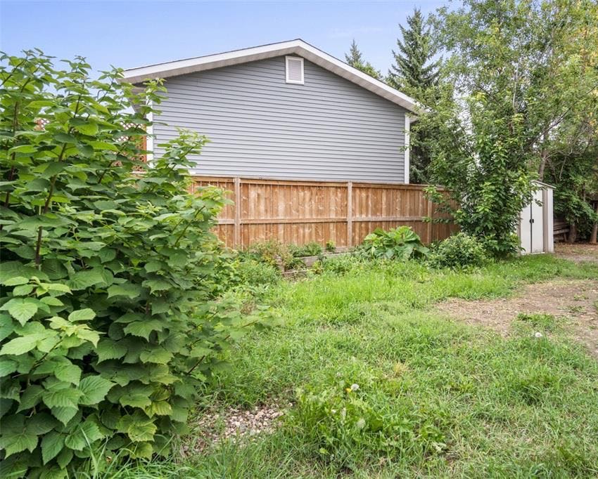 LAKERIDGE小区1984年建3室2卫独立屋，995尺。可以步行至附近商业购物方便，近小学，近公园。房屋保养好。一楼整体设计合理，客厅有大飘窗，自然光充足，宽敞明亮。功能型厨房，台面面积大。一楼三间大面积房间，主卧内充足空间可以外加额外洗手间。地下室已装修，一个大家庭房，两间 - 9