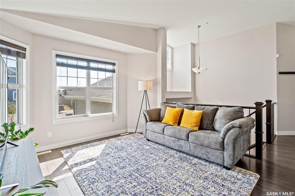 位于Stonebridge 小区紧靠公园绿地，近小学，购物设施，2015年建1249尺Bi Level错层独立屋5房3卫含2室一厅合法出租地下室，出售。 保养如新，大窗户采光好，高档装修，地下室有额外活动空间用于房主使用，外加地下室两房合法出租套间（独立出入，独立电表，独立厨房洗 - 9