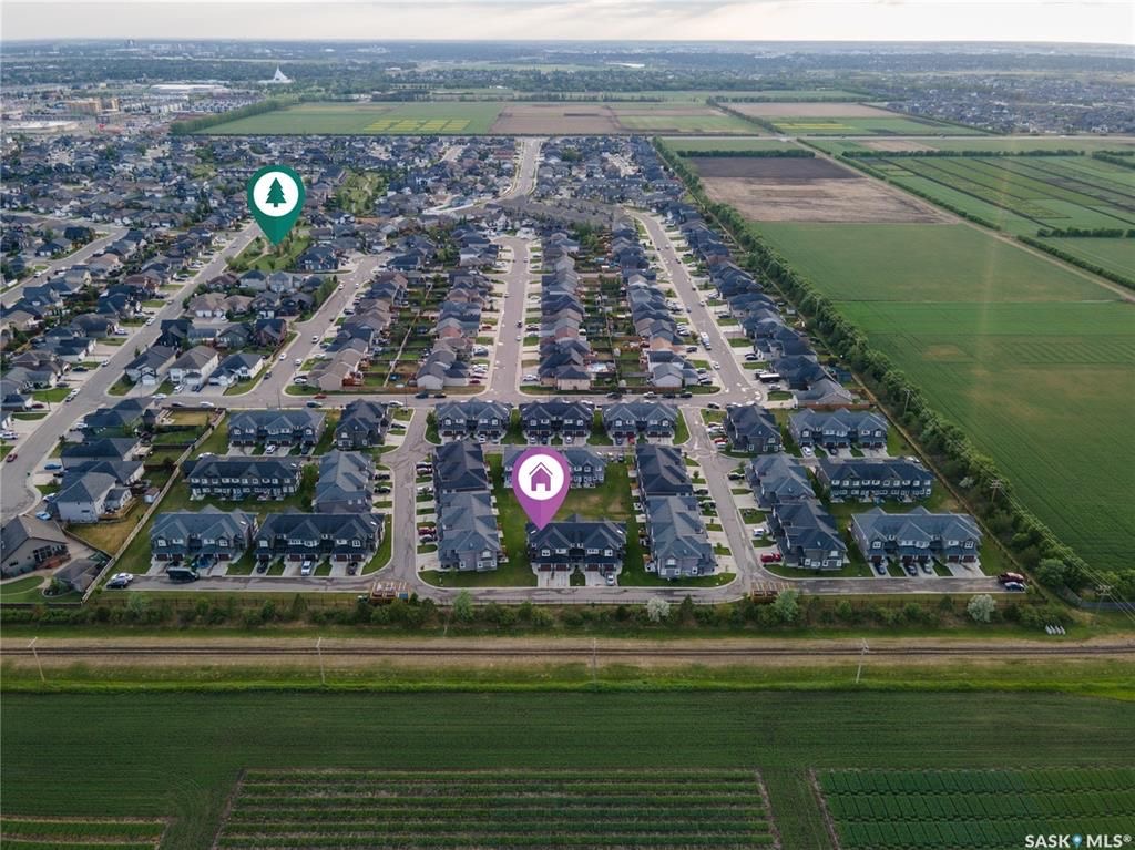 Willowgrove小区2012年建3房3卫1340尺安静边户联排别墅出售。地理位置安静私密，面朝农田美景，主卧窗户可赏北极光。房屋年代新，整体保养好。交通便利，可步行至两所小学和公园，近百年高中，近购物中心。一楼多窗户自然光充足，客厅宽敞明亮。新换地板，理石台面，纽约现代风橱 - 5