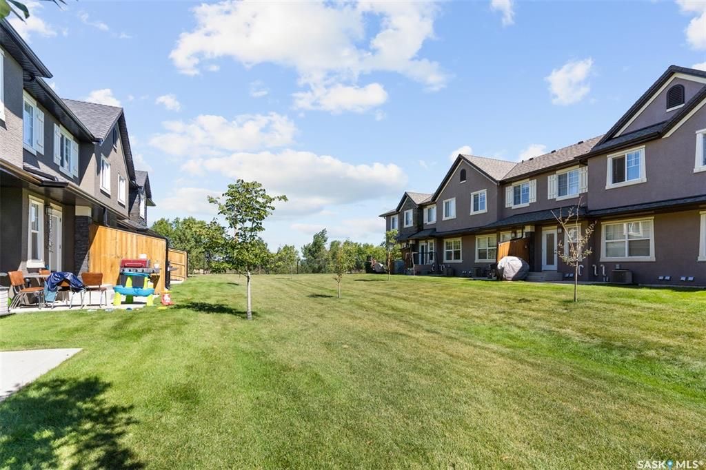 Willowgrove小区多窗大边户1340尺 3房3卫地下室装修安静联排出售。2013年建，步行至小学，购物，公园。背靠私密绿地，好采光，高档装修，新换地板，大理石台面，现代橱柜，不锈钢家电。全新刷漆。二楼3个大房间尺寸足，洗手间带天窗好采光。地下室完全装修有一个大家庭厅一个独 - 23