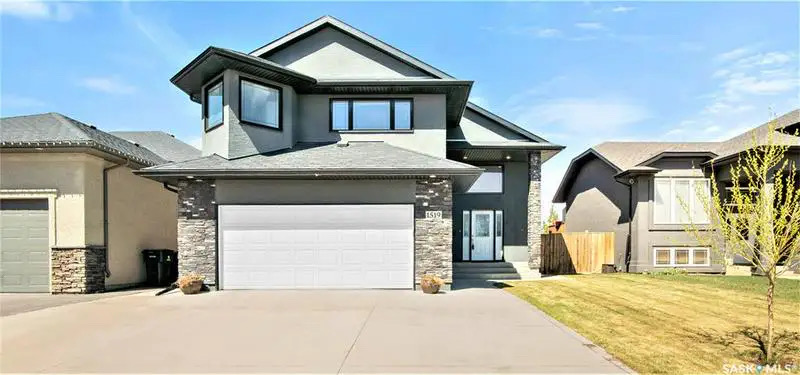 Willowgrove小区1676尺5房3卫错层独立屋出售，绝佳路段背靠农地美景，私密无遮挡视野，可赏极光。开放式设计，挑高尖顶，额外采光天窗，实木地板，大理石台面，主卧带步入衣柜独立洗手间带按摩浴缸，半地下室大窗户9尺层高，2房1超大活动厅。双车库带保温，大后院双层大露台。房屋 - 4