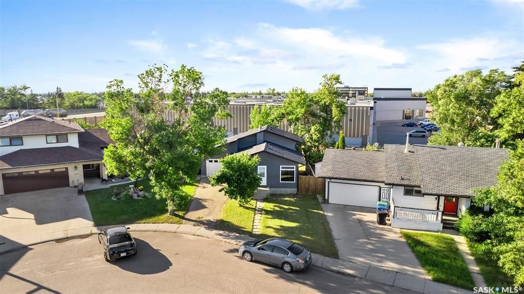 Wildwood小区错层结构3房2卫独立屋出售。位置优越，步行至Central Mall ，8街购物，学校，公园。全新刷漆，更新枫木厨房，更新窗户，屋顶瓦片，洗手间翻新。私密成熟大后院，连房子单车库外加双车道停车。房屋格局采光好。挂牌价格：$379000。详情请联系地产经纪Gar - 6