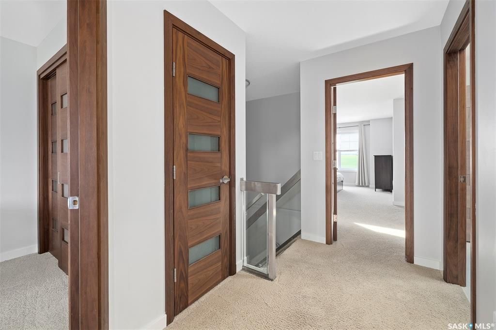 Willowgrove小区2012年建3房3卫1340尺安静边户联排别墅出售。地理位置安静私密，面朝农田美景，主卧窗户可赏北极光。房屋年代新，整体保养好。交通便利，可步行至两所小学和公园，近百年高中，近购物中心。一楼多窗户自然光充足，客厅宽敞明亮。新换地板，理石台面，纽约现代风橱 - 17