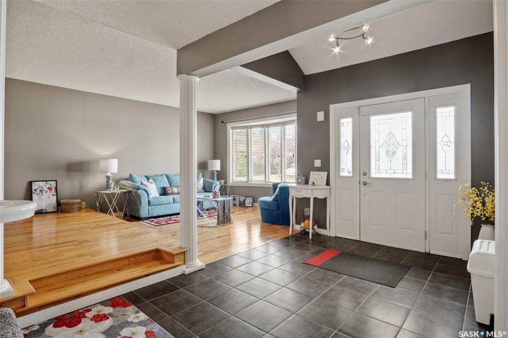 LAKEVIEW小区2390尺5室4卫双层独立屋出售。位于安静核心街区，步行百米至小学，近公园购物交通便利。高品质装修，实木地板，翻新厨房橱柜，全花岗岩台面，双客厅（前厅后厅宽敞），双餐厅（含正餐厅）。私密大后院装有阶梯式大露台。二楼四间大卧室，主卧带超大独立步入衣帽间，大浴室带 - 4