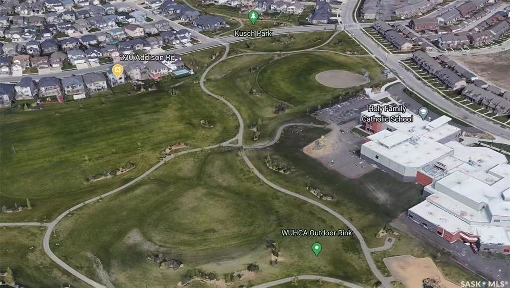 Willowgrove小区2263尺地下室步出式独立屋出售；近7000尺地块背靠小学超大绿地，无遮挡视野，步出式地下室，朝南采光极佳步行百米至小学购物高中等设施。高档装修全地热系统。楼层高，实木地板，胡桃木橱柜，大理石台面，三角按摩浴缸，吸顶音响，加大车库，保养好，格局佳，二楼另 - 5