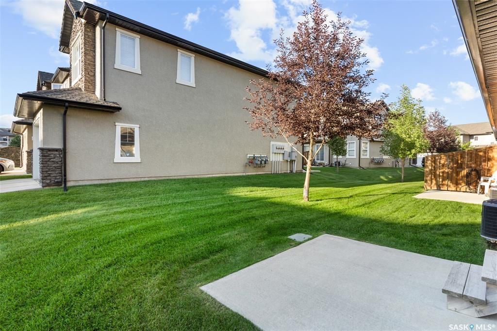 Stonebridge边户3房3卫地下室装修安静联排出售。2011年建，步行至小学，购物，公园。背靠私密绿地，好采光，高档装修，新换地板，大理石台面，现代橱柜，不锈钢家电。全新刷漆。二楼3个大房间尺寸足。地下室完全装修有一个大家庭厅一个独立洗手间。另有连房单车库，中央空调，中 - 22