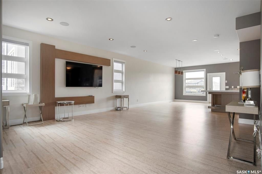 Rosewood小区2419尺现代风格2层独立屋出售。本地人业主，背靠公园绿地。3房3卫+1书房。顶级豪华装修：双向壁炉，软木地板，核桃木橱柜，大理石台面，全屋自动控制系统，主卧带5片豪华洗手间，二楼外加655尺超大阳台。位于小区最佳街区之一。挂牌价格：$829900。 有意请联 - 11