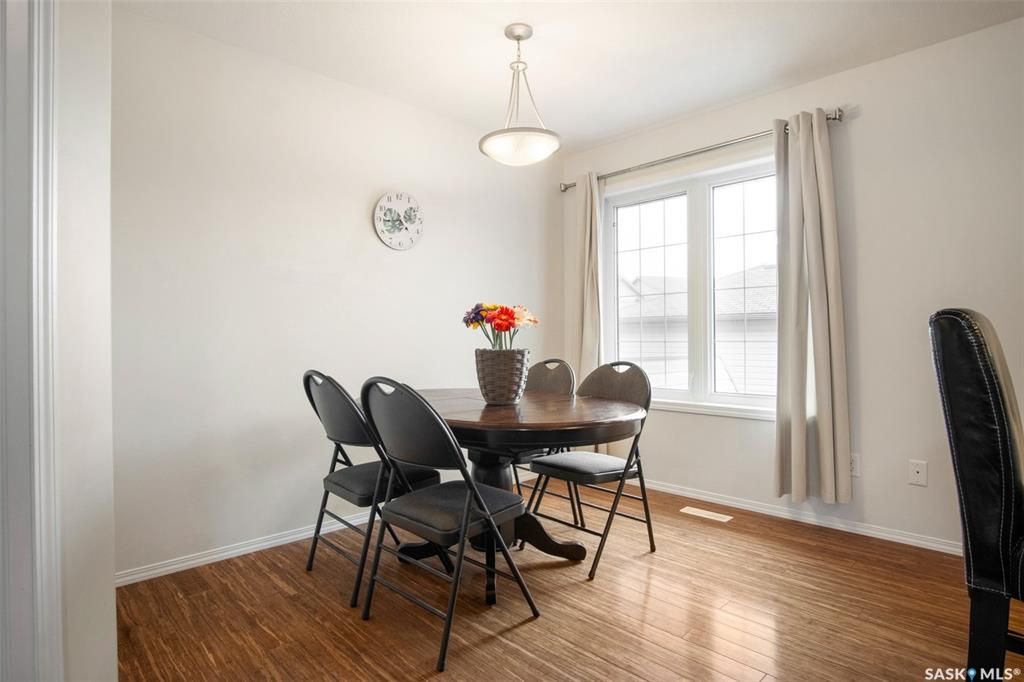 Willowgrove小学边3房4卫联排出售。步行至百年高中，公园超市购物，封闭小区1330尺，2007年建，保养如新。一楼大厅实木地板，枫木橱柜大厨房，2 楼两个大卧室各自带独立洗手间，地下室装修一房一厅一卫。另有一车库一车位。挂牌价格 $329900。详情联系Royal Le - 12