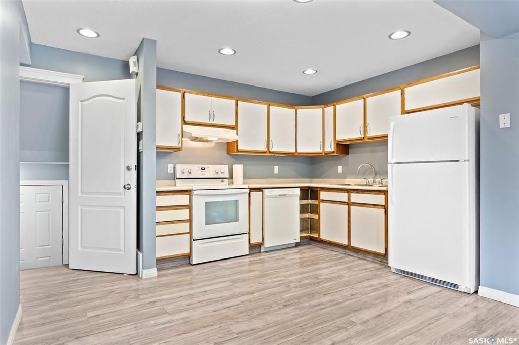 Sutherland小区4 房3卫联排出售。本地人业主，位置便利，近大学。连房子单车库外加一个室外车位。大窗户明亮，新不锈钢家电，新合成板地板和部分地毯，地下室完整装修有一房一厅一简易厨房水吧，另外带一独立露台。房屋近期更新，维护好。挂牌价格：$235000。 有意请联系地产经纪 - 13