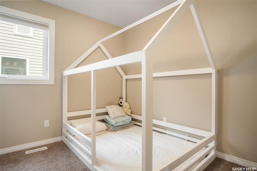 Willowgrove小区5房3卫错层独立屋出售，背靠农地美景，私密无遮挡视野。开放式设计，挑高尖顶，实木地板，枫木厨房带不锈钢家电和角柜，主卧带步入衣柜独立洗手间，半地下室多大窗户9尺层高，2房1超大活动厅外加豪华独立洗手间。双车库带保温，大后院大露台。房屋采光好，保养佳。挂牌 - 20