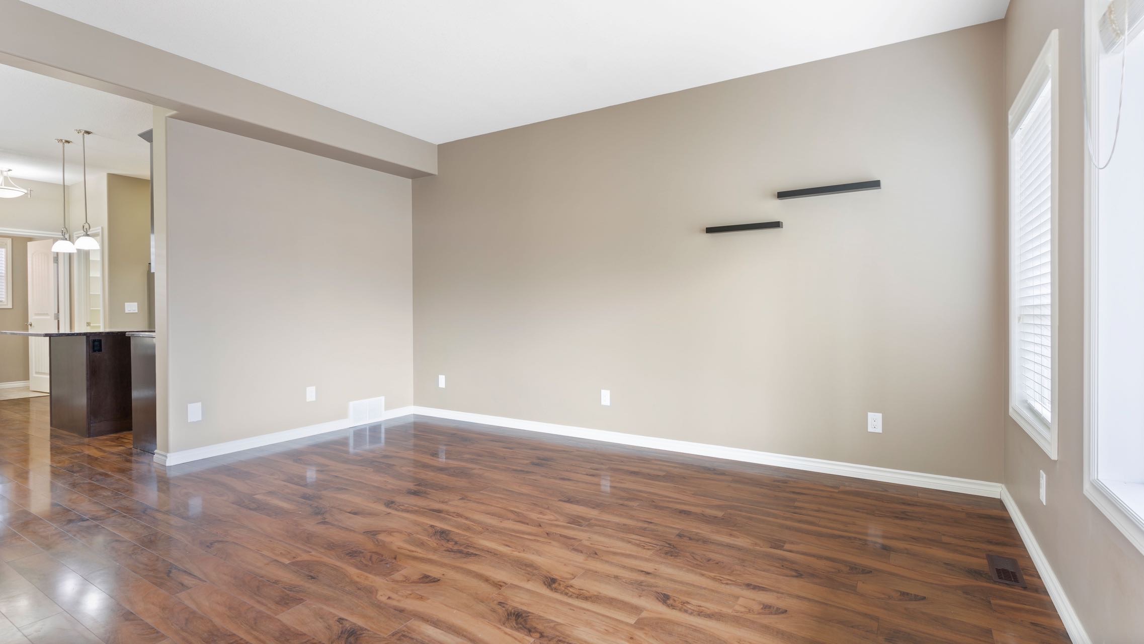 Willowgrove小区2012年建1315尺2房3卫联排别墅出售。房屋年代新，步行百米至两所小学和公园，近百年高中，近购物中心。一楼朝阳自然光充足，客厅宽敞明亮。9英尺挑高，高级复合板地板，全花岗岩台面，枫木橱柜，不锈钢厨房设备。二楼2个超大卧室均带独立洗手间和步入式衣柜。地 - 8