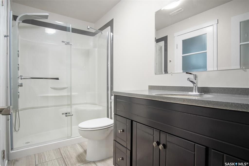 Willowgrove小学边3房4卫联排出售。步行至百年高中，公园超市购物，封闭小区1330尺，2007年建，保养如新。一楼大厅实木地板，枫木橱柜大厨房，2 楼两个大卧室各自带独立洗手间，地下室装修一房一厅一卫。另有一车库一车位。挂牌价格 $329900。详情联系Royal Le - 25