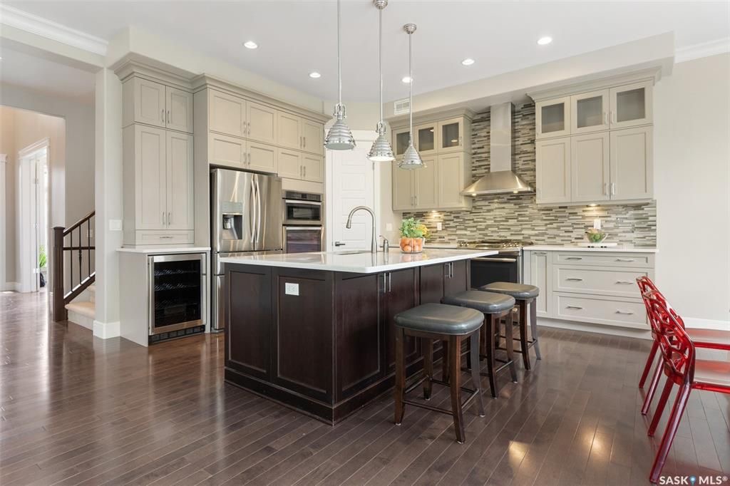 Rosewood小区核心安静路段，步行至小学公园，近2600尺5房5卫豪华装修独立屋出售。一楼入户挑高顶，超大独立办公室，实木地板，10尺层高，超大客厅天然气壁炉，开放式厨房，枫木橱柜到顶，大理石台面，天然气明火炉头。 二楼4房3卫。主卧带干湿分离洗手间地热，双洗手台，步入式衣柜 - 13