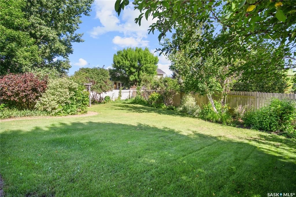 Arbor Creek小区2001年建1850尺4室4卫双层独立屋出售。大地块9000尺+，位置佳，步行小学，近公园，生活设施齐全，周边交通便利。一层挑高，前厅，正餐厅，宽敞明亮大客厅，天然气壁炉。开放式全新装修厨房，大理石台面，全新不锈钢家电，还有大量的储物空间。餐厅大落地窗， - 6